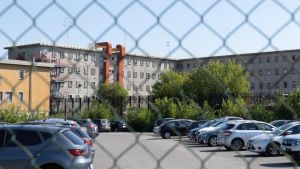 Caos dietro le sbarre della Dozza. Cella incendiata e agenti aggrediti. Ergastolano ferisce sette persone