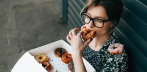 Manger sans avoir faim parce qu’on passe une mauvaise journée : l’alimentation émotionnelle est‑elle un problème ?