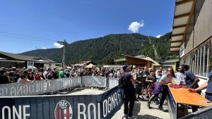 Bologna, entusiasmo alle stelle. Selfie e firme, tutti in fila per Rowe /