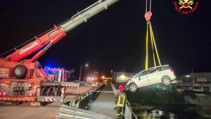 Incidente stradale a Cortenova: minivan precipita a bordo del fiume per 5 metri. La vettura recuperata con un’autogru