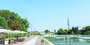 Ferrara, schiamazzi e violenza in Darsena: ragazzo ubriaco semina il caos