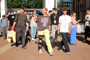 «Все отлично!»: Бузова сменила костыли в стразах на обычный ортез