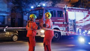 Giallo a Trieste: incendio in un palazzo, una ragazza si lancia dal quarto piano. Forse fuggiva da un uomo