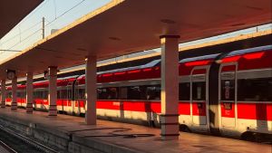 Violenta rissa sul regionale Ancona-San Benedetto: treno fermato d’urgenza e denunce