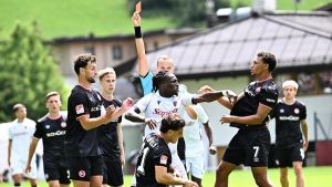 Il Bologna inizia male, con l’Arminia Bielefeld finisce 0-4. Espulso Rowe: subisce fallo e poi colpisce l’avversario
