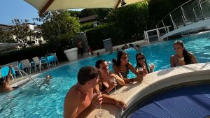In Riviera la piscina degli hotel batte la spiaggia: “Ora i turisti la preferiscono”. E c’è anche chi ha il bar direttamente in acqua