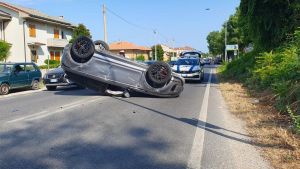 Urta una Golf parcheggiata e si ribalta in viale Romagna