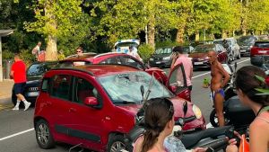 Automobilista si cappotta e sbatte contro un’altra auto a Barcola