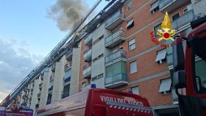 Milano, scoppia un incendio in un appartamento di via Padre Riccardi: muore una donna
