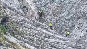 Cede l'appiglio e cade per 35 metri sulle Alpi Apuane: scalatore 28enne di Colico soccorso e portato in salvo