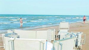 Malore in acqua a Senigallia, muore un 73enne di Pavia