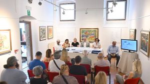Il giornale incontra i lettori a Tolmezzo: le notizie tra le opere d’arte
