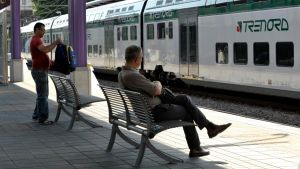 L’aumento dei biglietti di Trenord divide la Regione: “Il Consiglio ha votato compatto contro i rincari dei mezzi pubblici, la Giunta faccia marcia indietro”