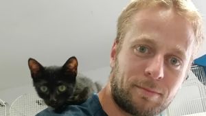 In vacanza con cani e gatti: a Livigno il veterinario viaggia al ritmo di 12 interventi al giorno, ecco i rischi della montagna per i quattrozampe