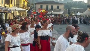Il Palio dei Rioni. Le strade del centro invase da migliaia di persone