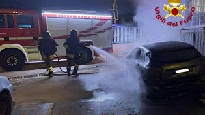 Auto in fiamme sulla E45. Anziani salvati nella notte. Si cerca chi li ha aiutati