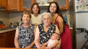 Cinque generazioni in una foto: la trisnonna Marcellina tiene in braccio la neonata Olivia