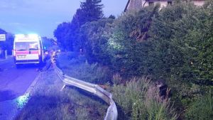 Perde il controllo dell’auto che sfonda il guardrail e finisce cappottata nel fossato: salvi conducente e passeggero