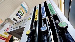 Benzina, la Toscana tra le regioni dove i rincari corrono di più. Gasolio servito a 2,5 euro a Forte dei Marmi