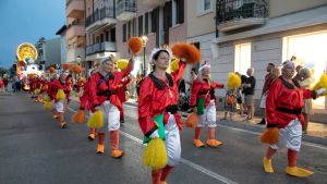 Grado, la pioggia non scoraggia la festa: il Summer Carnival Parade conquista 15 mila persone