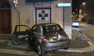Livorno, in fuga sull’auto rubata fanno schiantare una donna in macchina contro la farmacia “Culla”