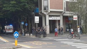 Maxi rissa in stazione: restano feriti tre carabinieri. La folla incita alla violenza