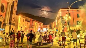 Commercianti in festa. Street food e tanta musica. Splende il centro storico