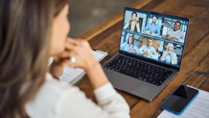 Così cambia il lavoro: in smart working ormai 4 lavoratori su 10. La strategia delle aziende? “Spingerli a licenziarsi col rientro obbligato”