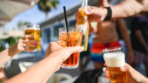 Furto all’aperitivo in via Marconi, coppia fugge via con uno zaino: 