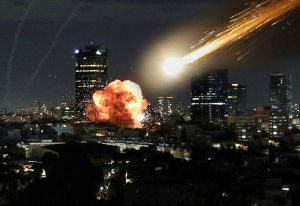 10.000 Menschen ohne Wasser: USA bombardieren erneut den Iran