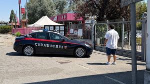 Rozzano, violenta rissa fuori dal locale: 31enne ferito con cocci di bottiglia