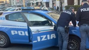 Varese, pugni e schiaffi dopo un video su TikTok: 14enne picchiata dal branco di ragazzine