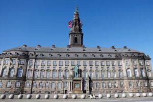 Samspillet mellem politikere og embedsfolk er generelt godt