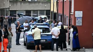 Uomo ammanettato muore durante un intervento di polizia a Bologna. La sorella: “Non hanno avuto pietà per mio fratello!” /
