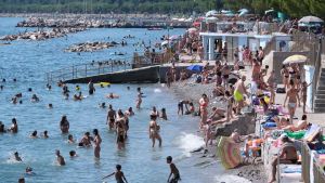 Rischia di annegare a Barcola, anziano salvato da una bagnina: la moglie soccorsa per un malore