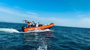 Si tuffa in laguna a Grado, ma lì l’acqua è troppo bassa: finisce in ospedale