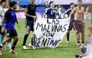 No ho oblideu: una humil pancarta pot sacsar un país