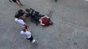 “Basta”. Ma muore in manette, bloccato a faccia in giù dalla polizia: in un video l’agonia di un 42enne