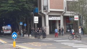 Arrestato l’aggressore. Ma i carabinieri protestano: 