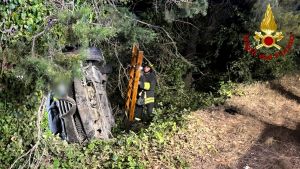 Fuori strada a Ripatransone. Estratto dai vigili del fuoco