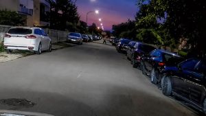Jesolo, vandali nella notte rompono specchietti alle auto: un residente li filma