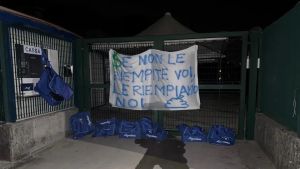 Borse piene di escrementi davanti al campo, la clamorosa protesta dei calciatori che spacca Aquileia