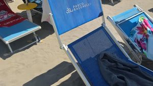 In Albania i lettini rubati in piscina. “Sono su una spiaggia a Durazzo”