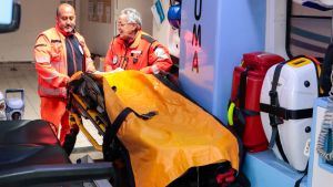 Drammatico scontro moto-auto: gravissimo centauro di 38 anni