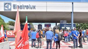 Venticinque operai di Susegana in prestito all’Electrolux di Porcia: sindacati contrari