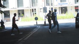 Agenti, sirene e urla “mai sentite prima”, ma nessuno vuole parlare. In stazione a Reggio non cambia nulla