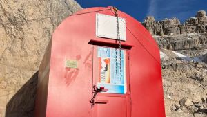 Bivacchi in montagna usati come alberghi: il Cai lancia l’allarme sugli abusi sulle Dolomiti