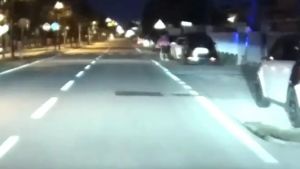 Vandali in azione a Jesolo, distrutti specchietti e finestrini: il video
