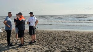 Si tuffa in mare all’alba insieme agli amici e non riemerge: morto 44enne a Milano Marittima