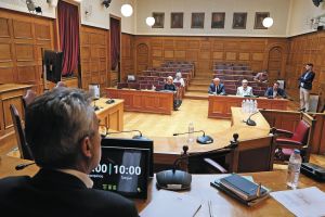 Τους διέγραψε όλους